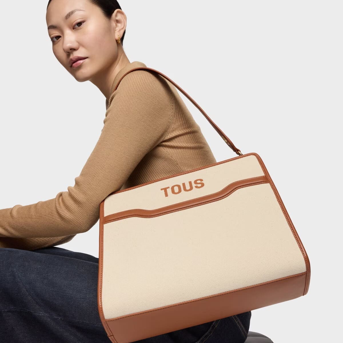 El nuevo bolso shopper mediano camel Audree Canvas de Tous