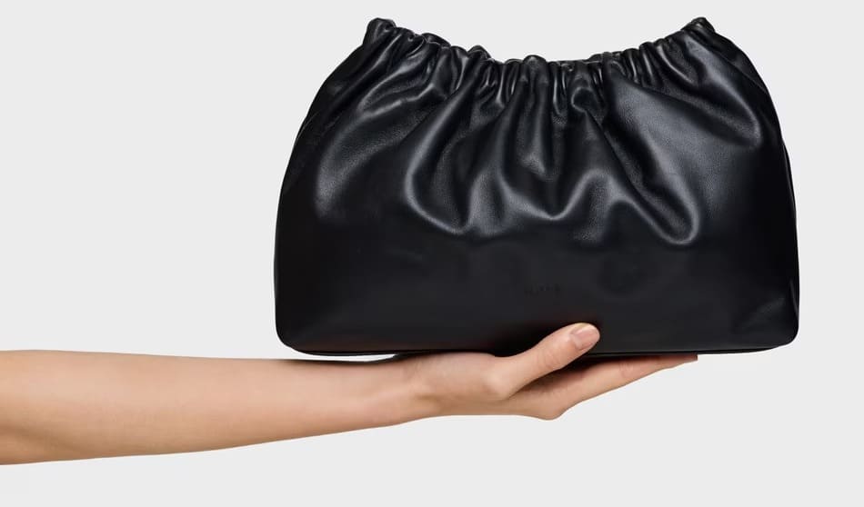 El nuevo bolso clutch bandolera de piel negro Tous Cloud