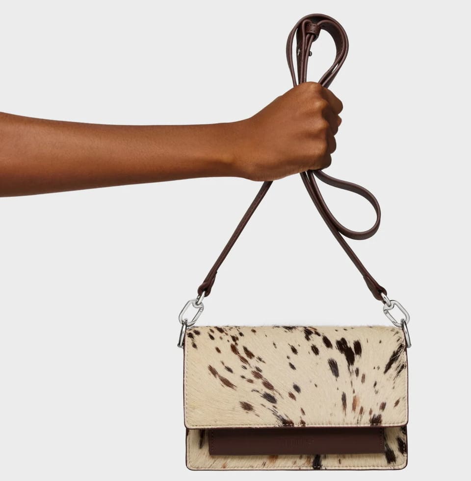 El nuevo bolso bandolera pequeña marrón Audree Wild de Tous