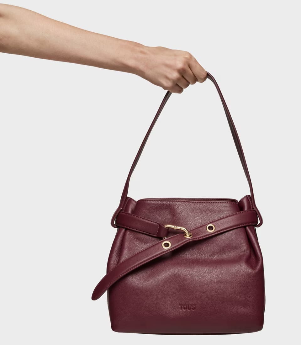 El nuevo bolso saca mediana de piel burdeos Tous Hold