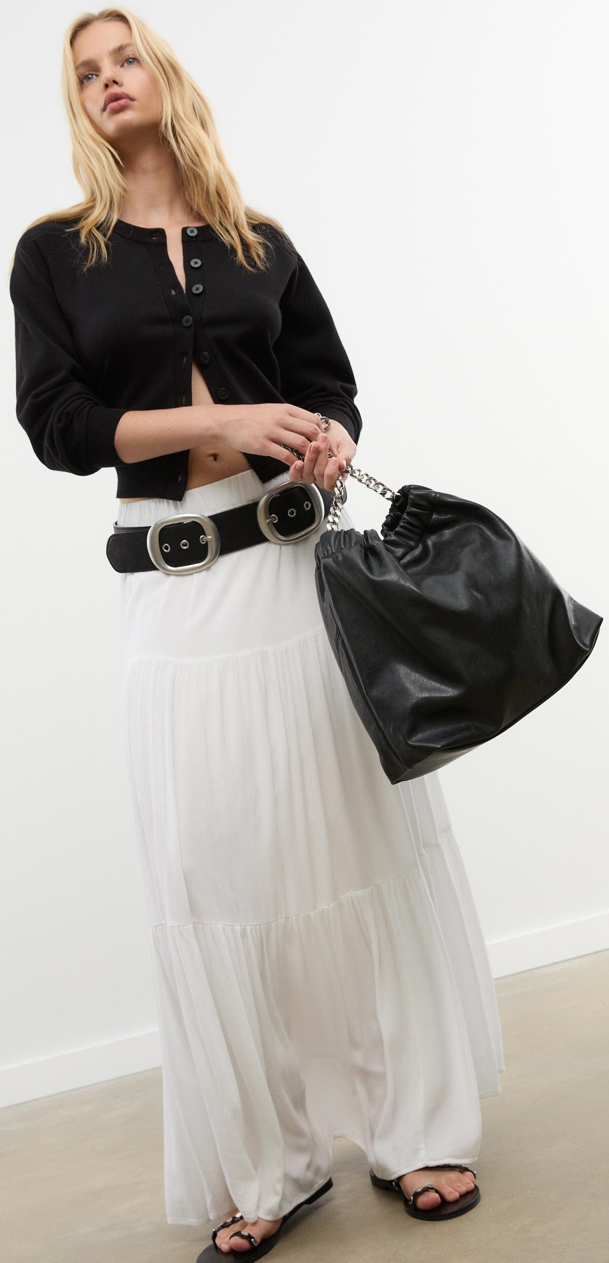 El bolso de hombro con cadena en color negro de Stradivarius