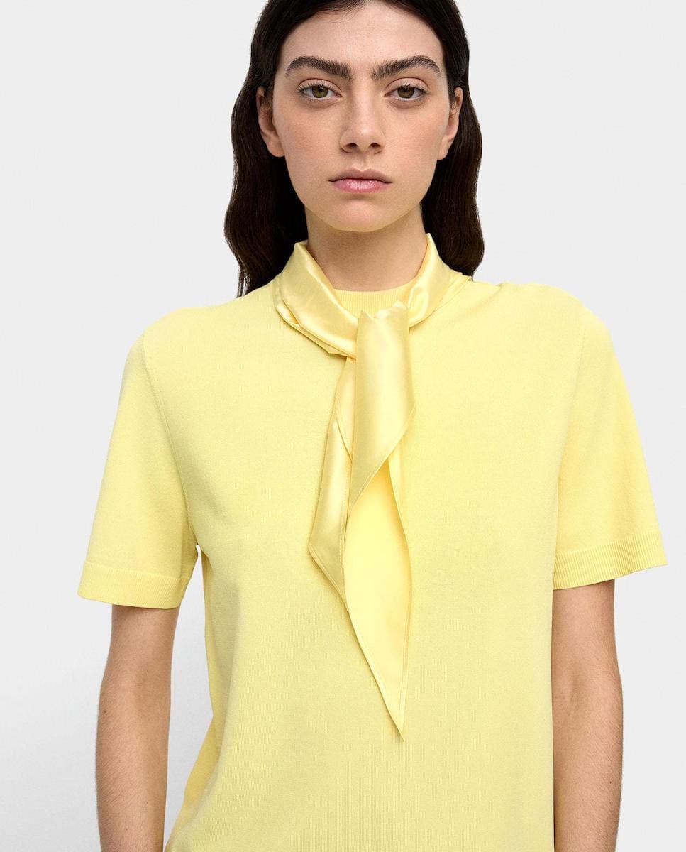 Jersey de manga corta con detalle de pañuelo satinado