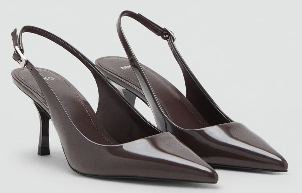El zapato de tacón charol en color gris claro vigoré de Mango