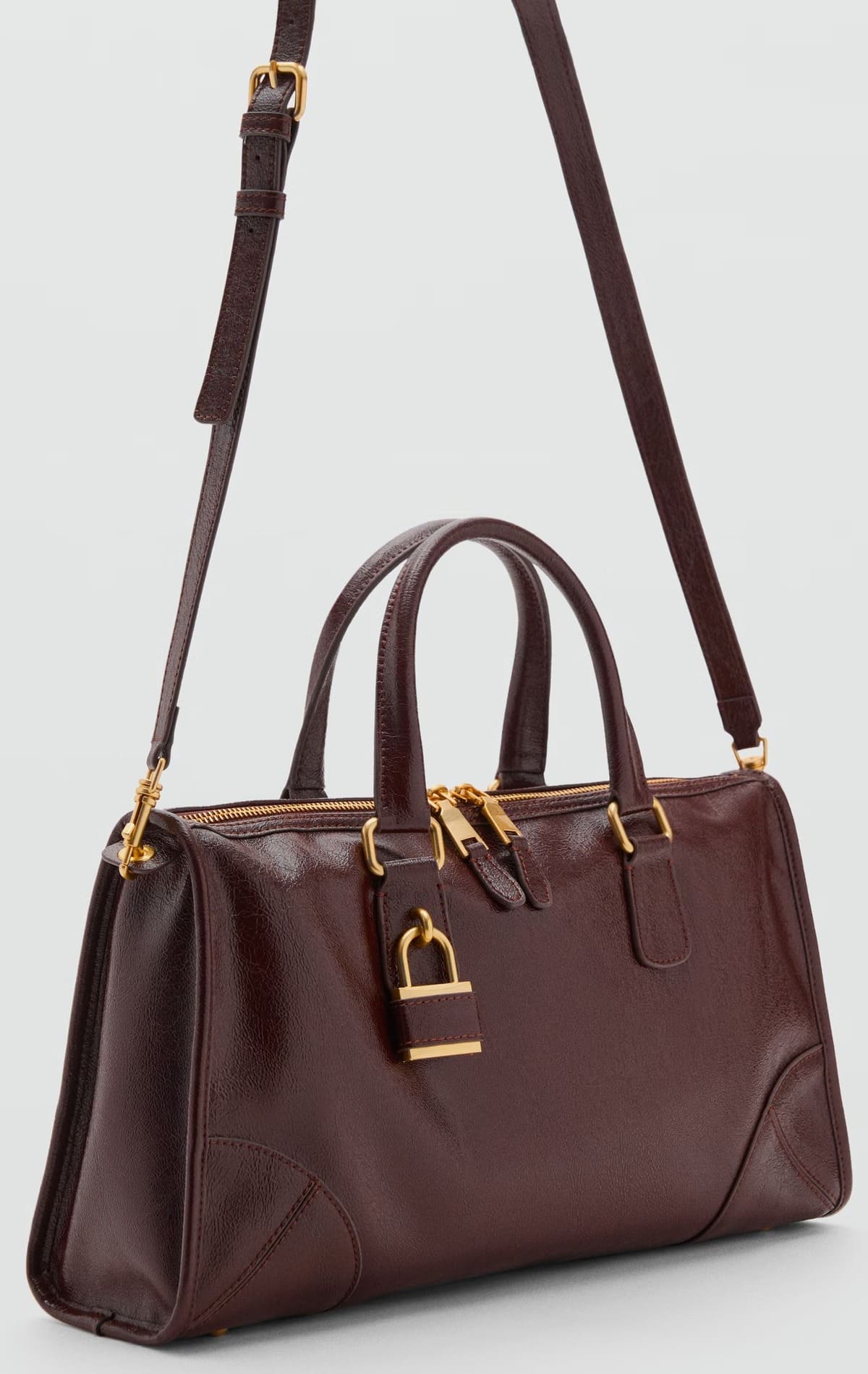 El bolso con asas y acabado brillante en color chocolate de Mango