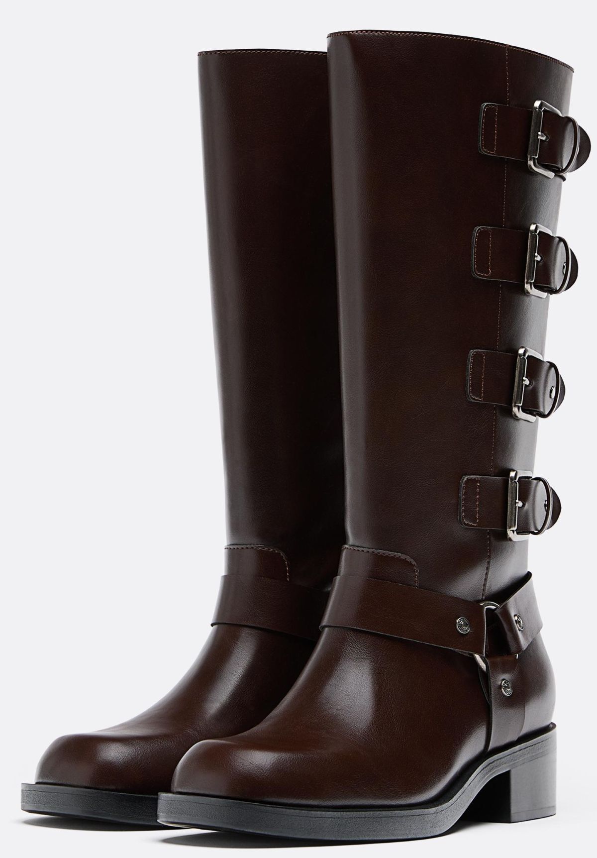 Botas planas biker hebillas de Stradivarius