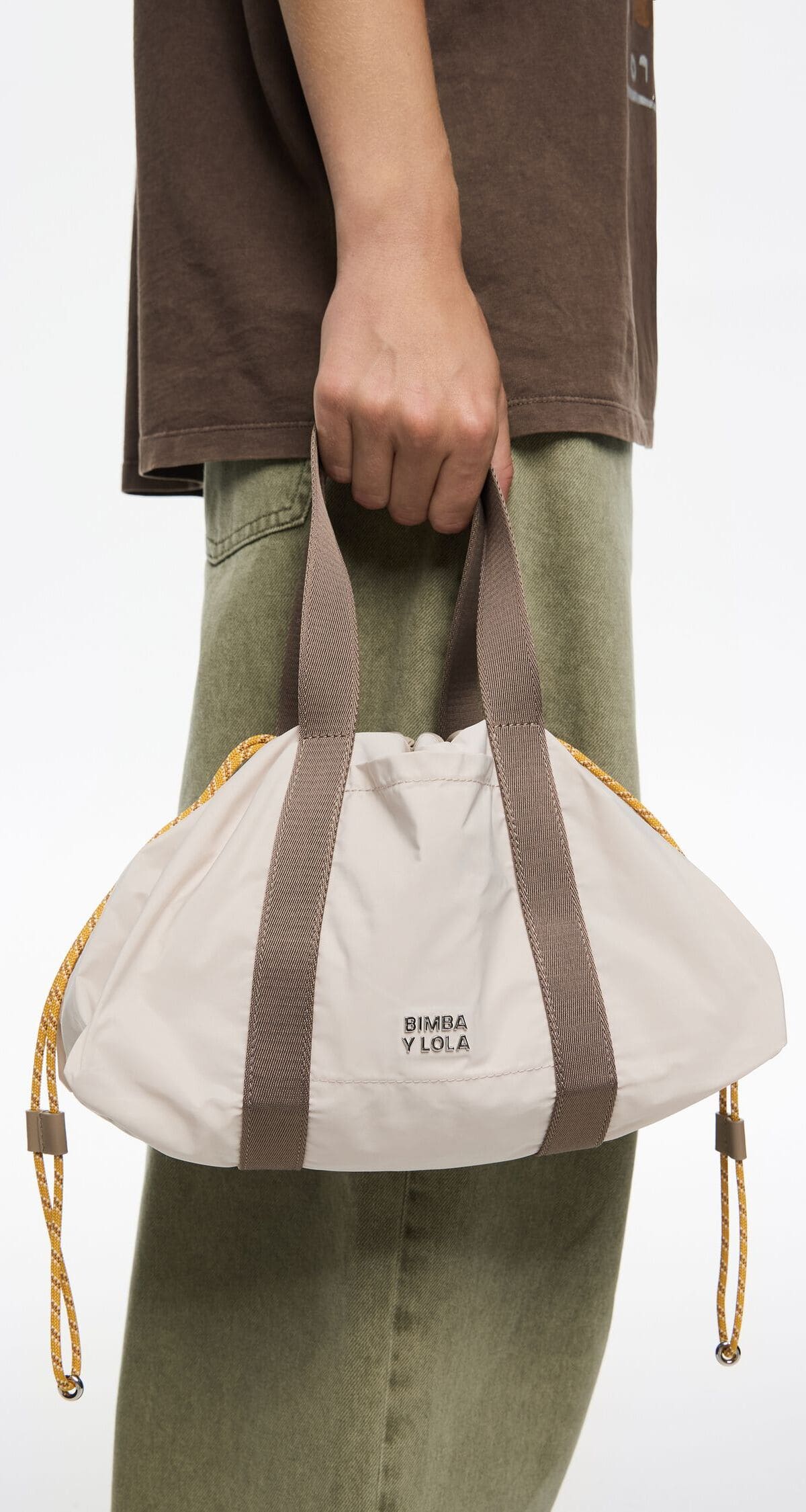 El nuevo minibolso de nylon en color piedra de Bimba y Lola