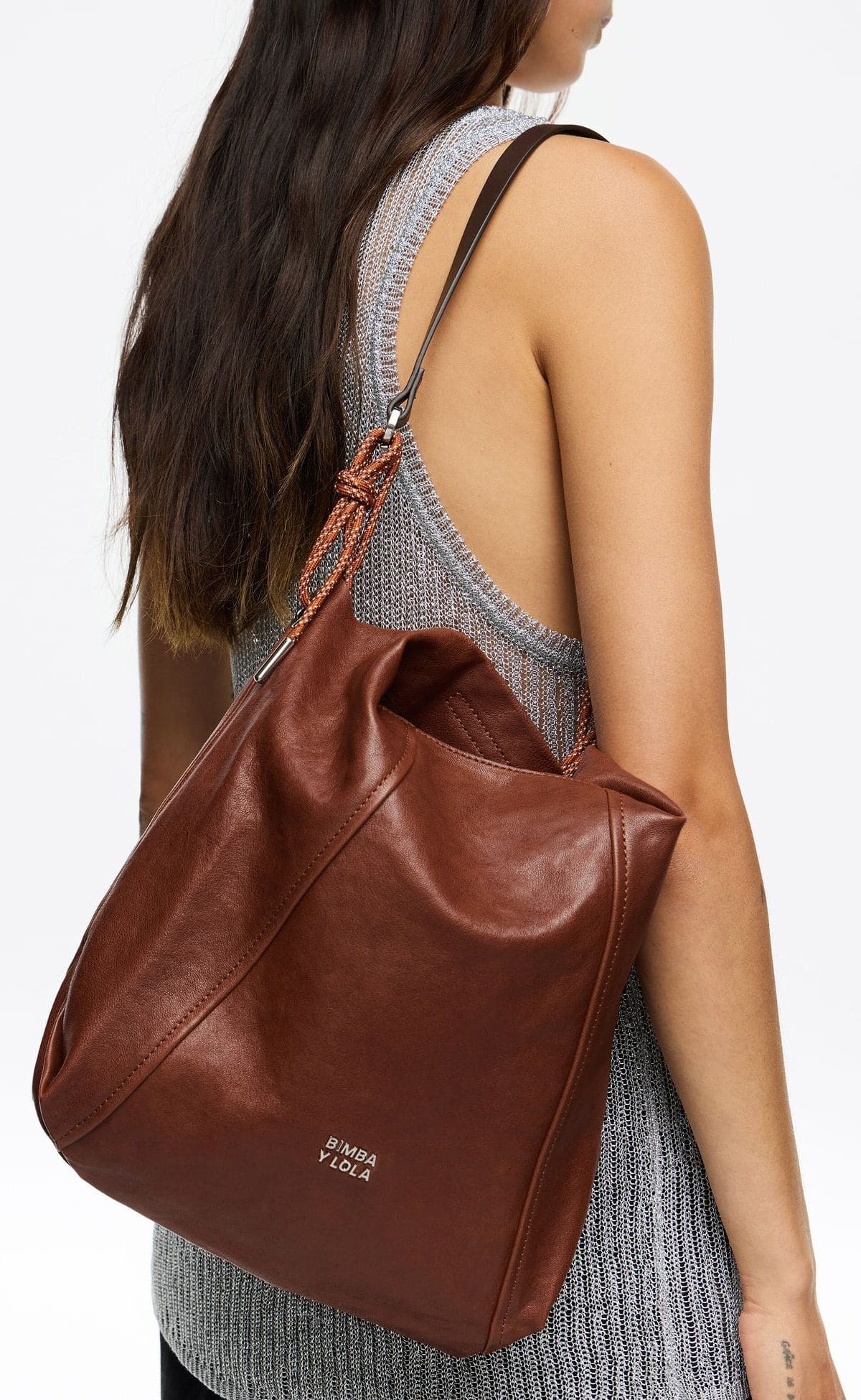 El nuevo bolso paper mediano piel en color tostado oscuro de Bimba y Lola