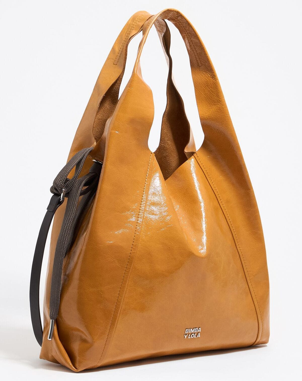 El nuevo bolso paper grande de piel en color caramelo de Bimba y Lola