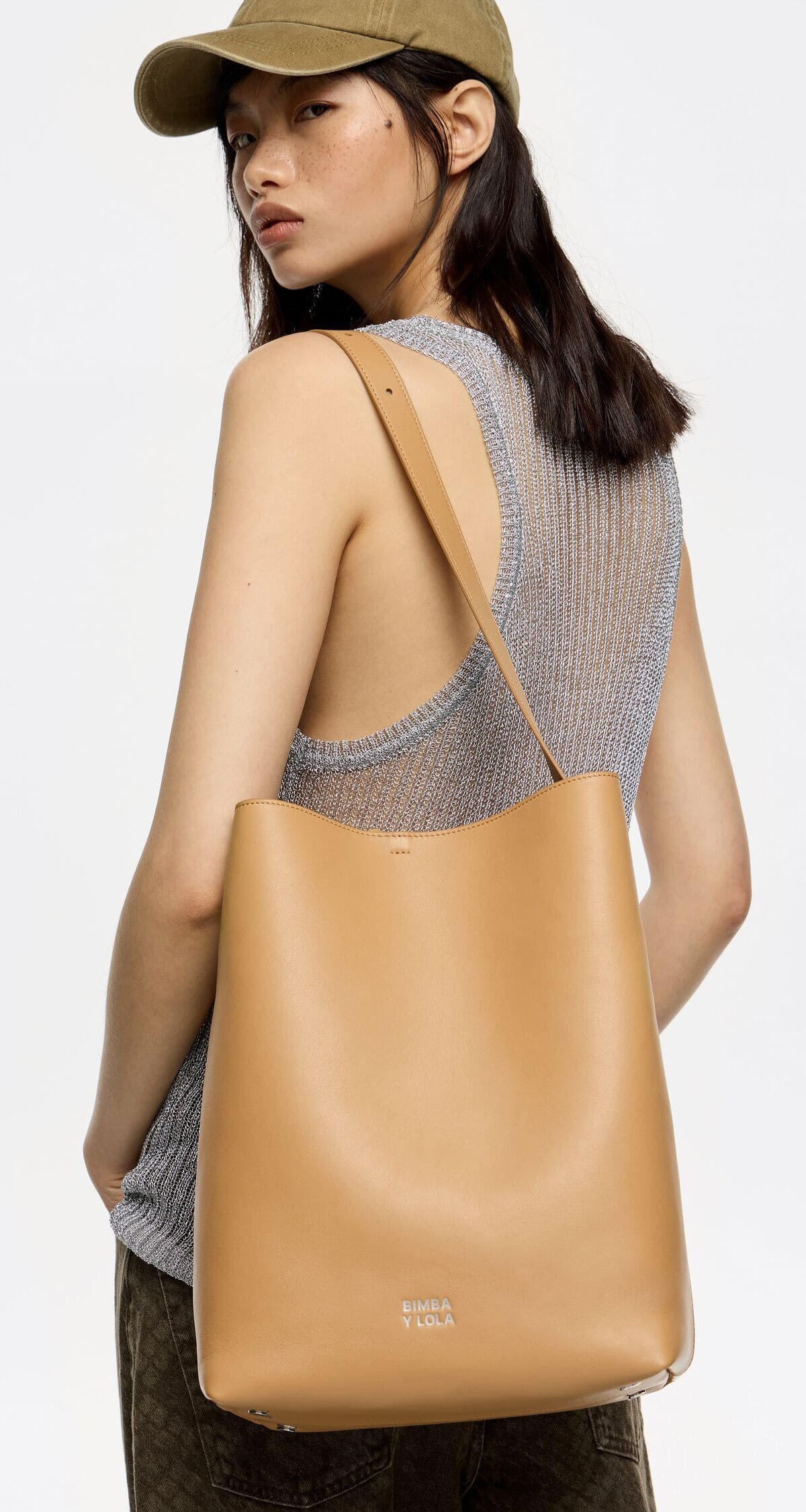 El nuevo bolso carlino grande de piel en color desierto de Bimba y Lola