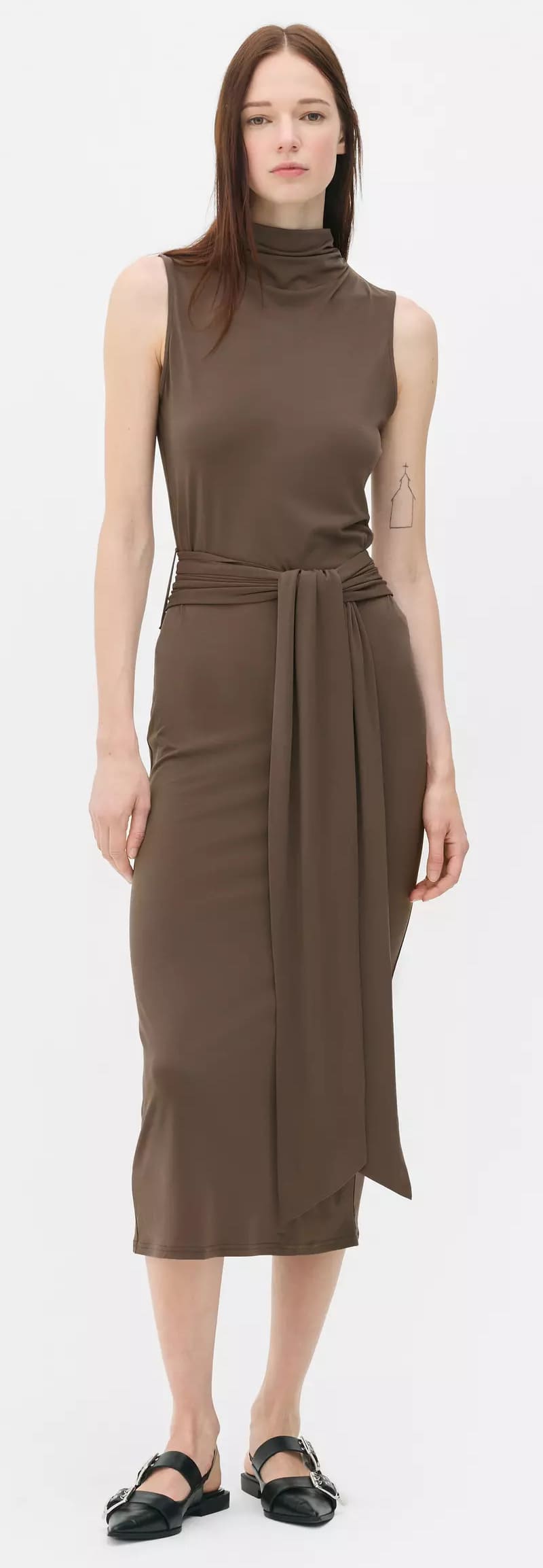 El nuevo vestido midi drapeado sin mangas en color marrón café de Primark