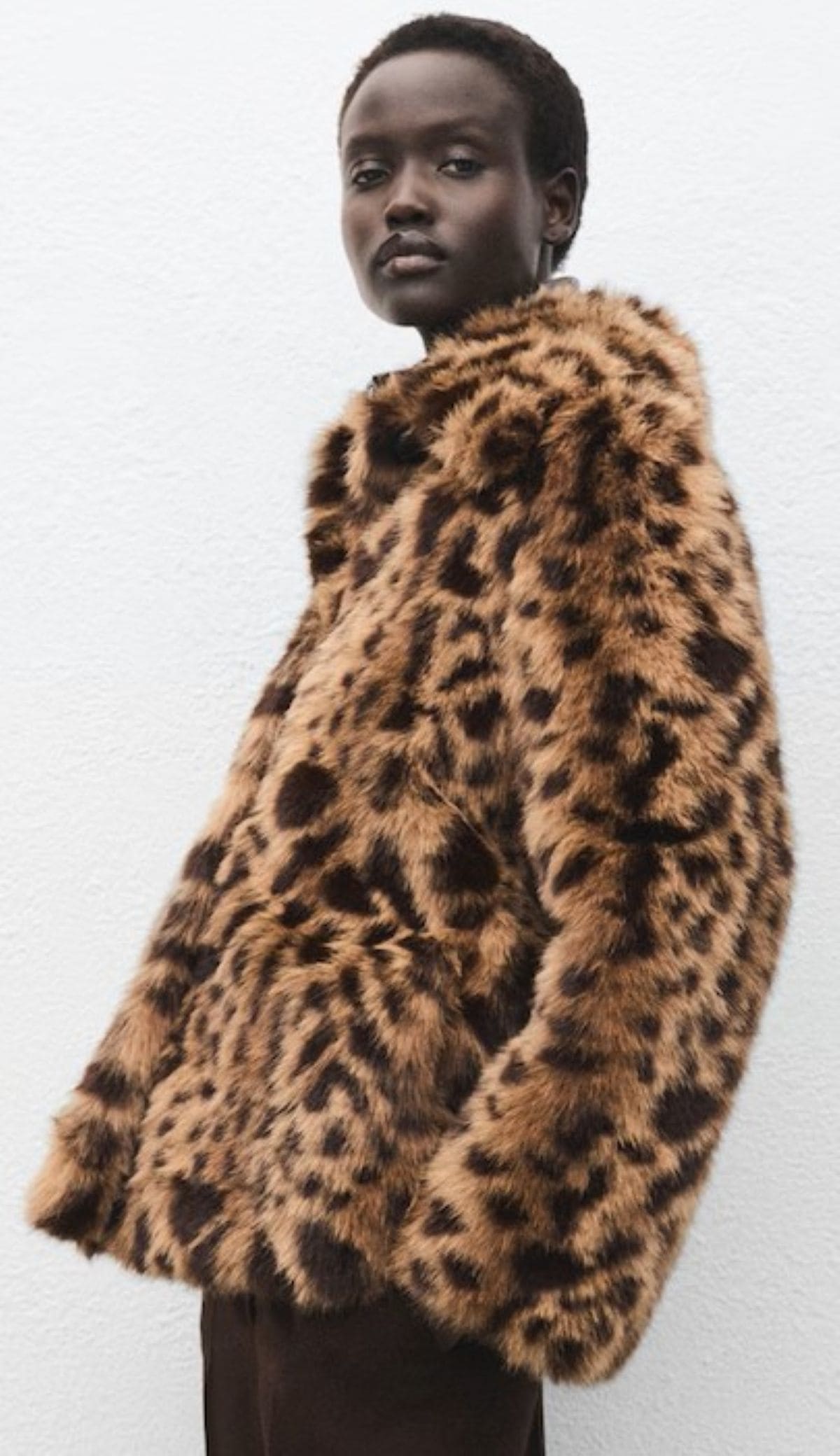 Abrigo leopardo efecto pelo de Mango