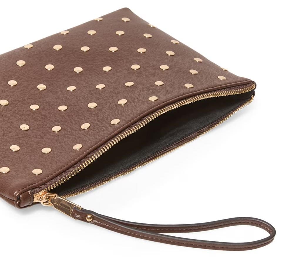 Cartera frontal con detalle de tachas