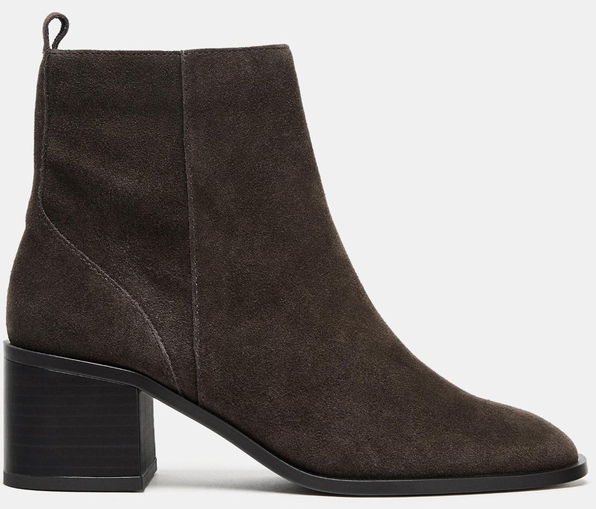 Botín de piel de serraje con tacón ancho de Zara