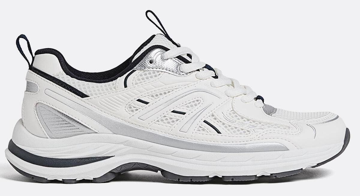 Las zapatillas deportivas con detalle en color blanco de Stradivarius