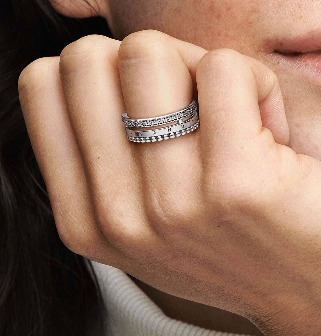 Anillo Pandora Signature Logo Pavé y Cuentas de Pandora