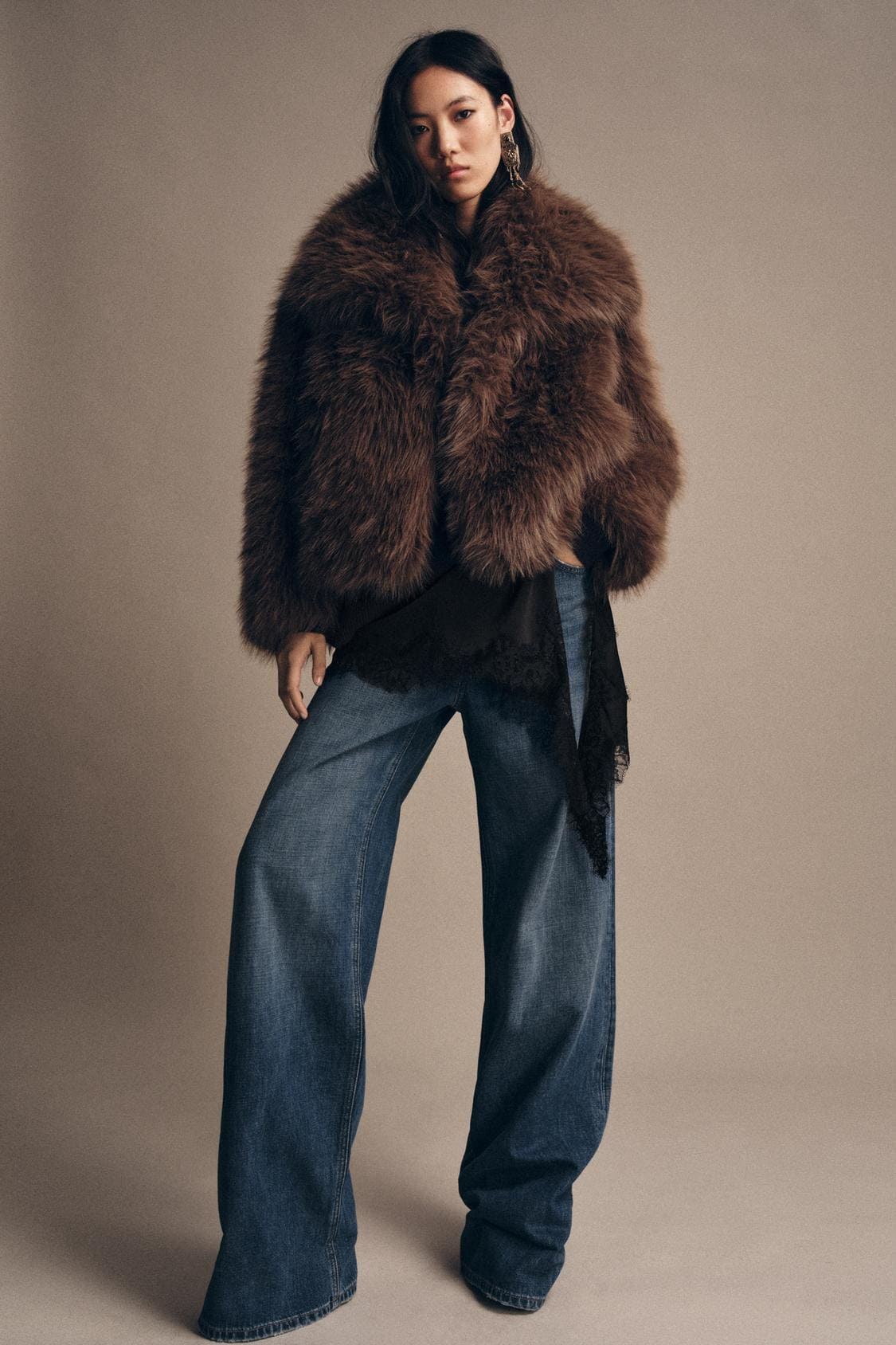 La nueva cazadora efecto pelo en color marrón ZW Collection de Zara