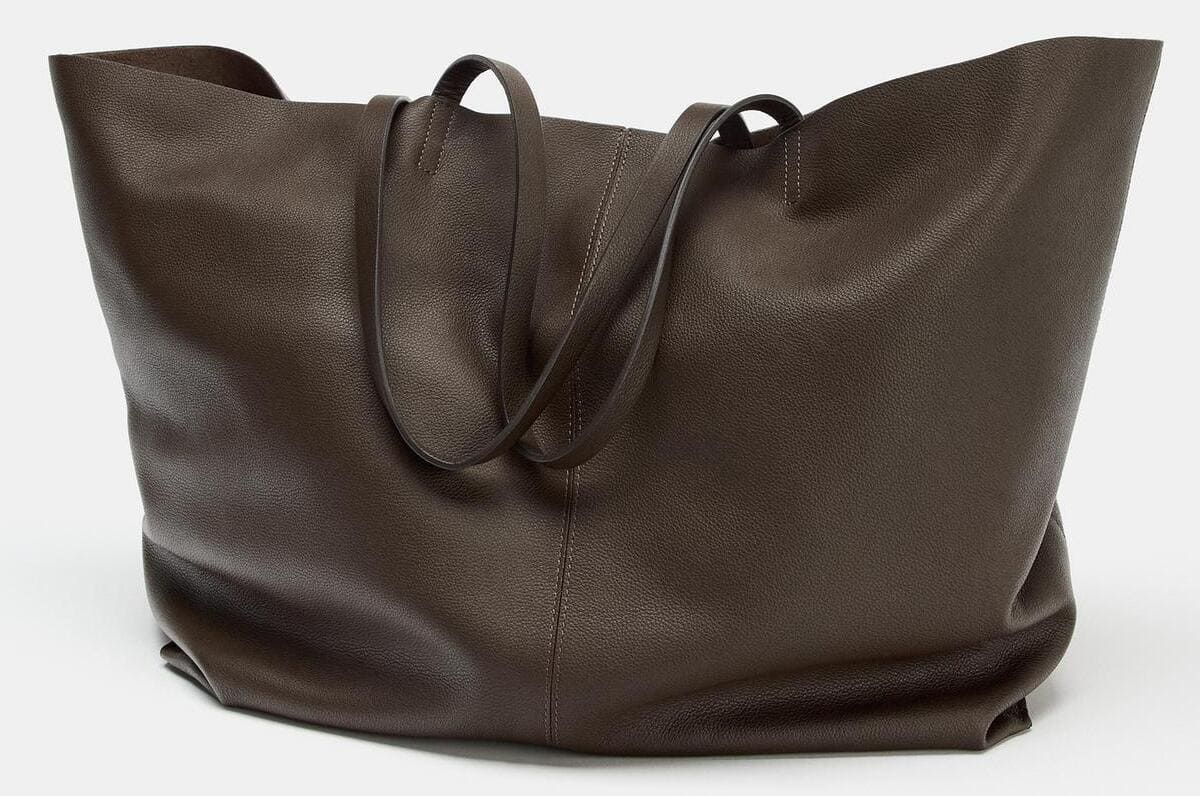 El nuevo bolso de piel maxi tote en color marrón de Zara