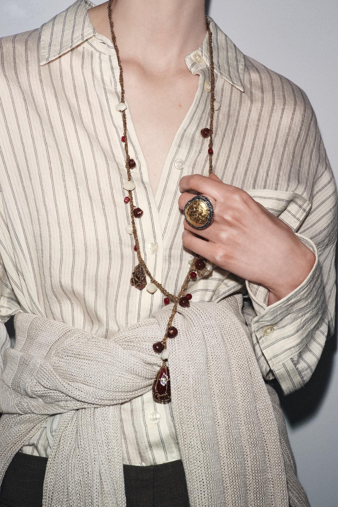 El maxi anillo con textura y brillos de Zara