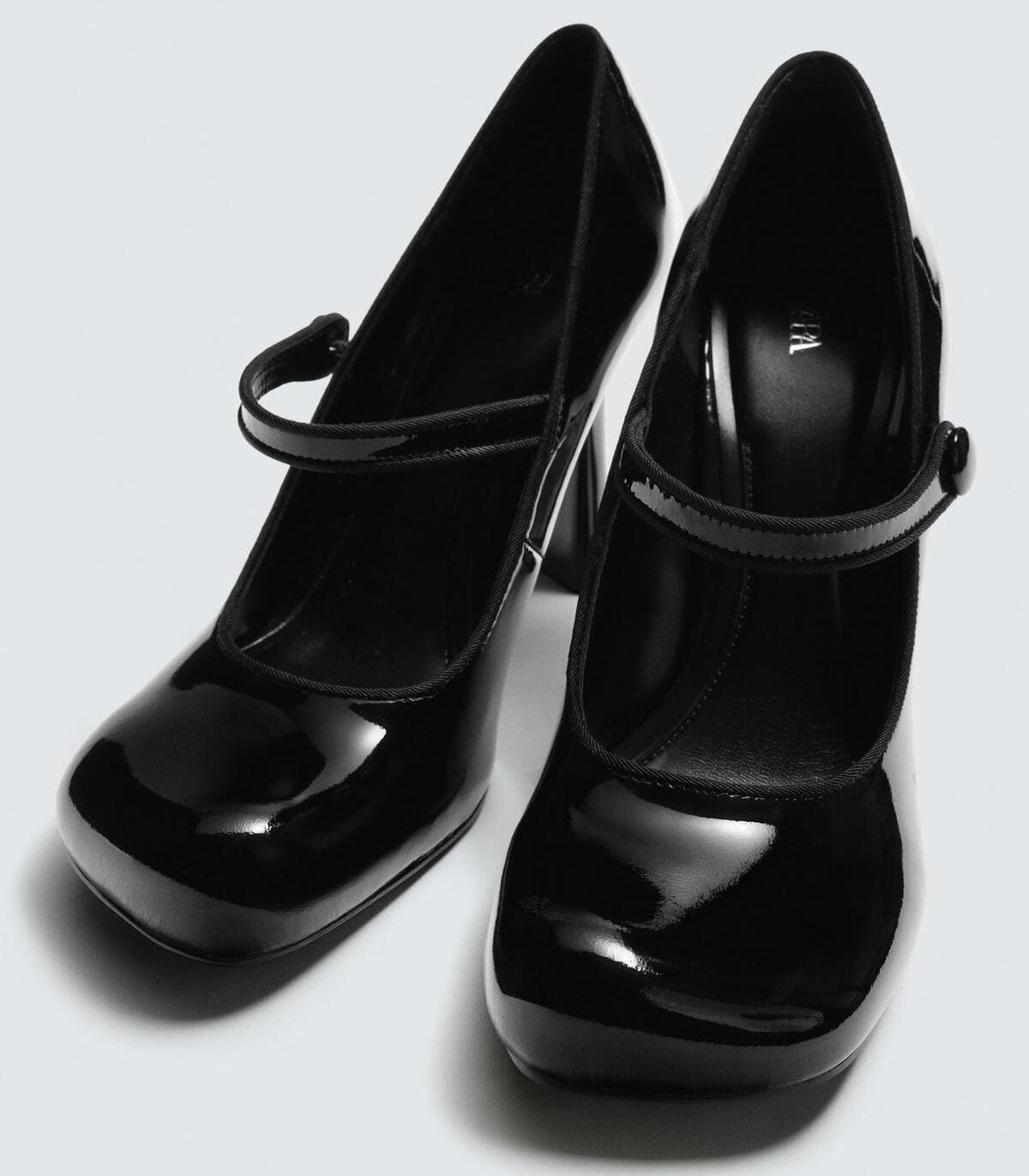 El nuevo zapato de piel con tacón y tira Harry Lambert for Zara x Disney