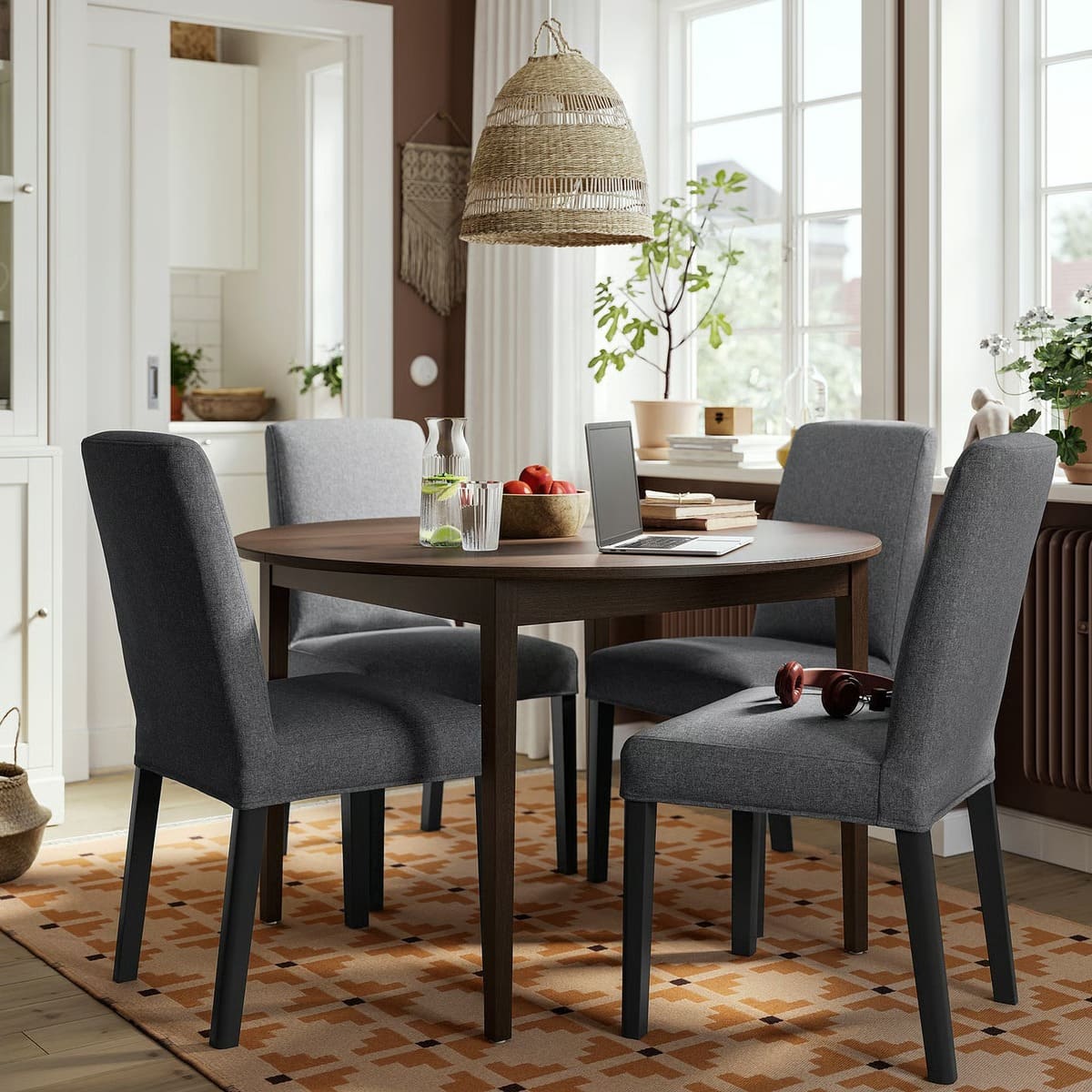 El nuevo conjunto de mesa y cuatro sillas NÄSINGE / BERGMUND de Ikea