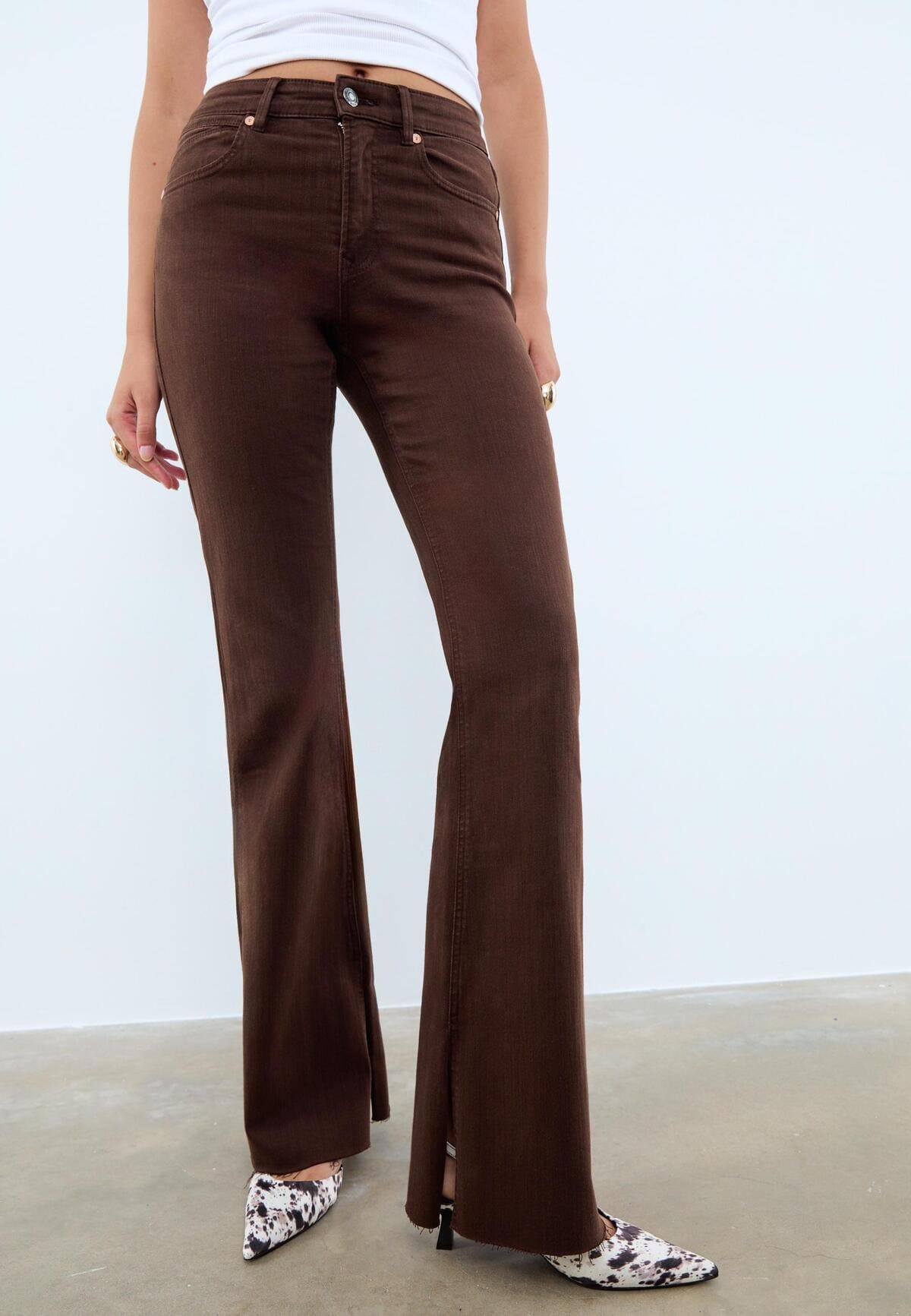D74 Pantalón flare stretch slit