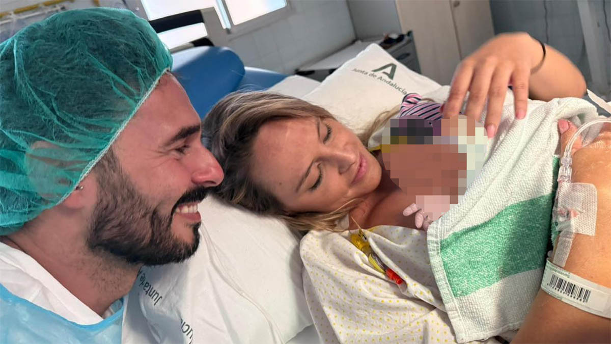 Antoñito Molina posa con la madre y la pequeña Vega justo segundos después del parto