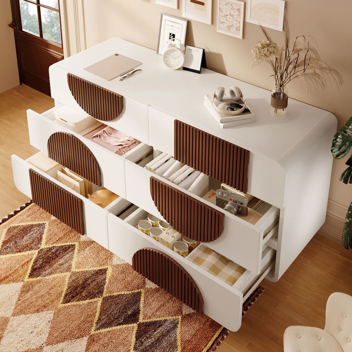 La cómoda de madera maciza y MDF con diseño curvo de Leroy Merlin