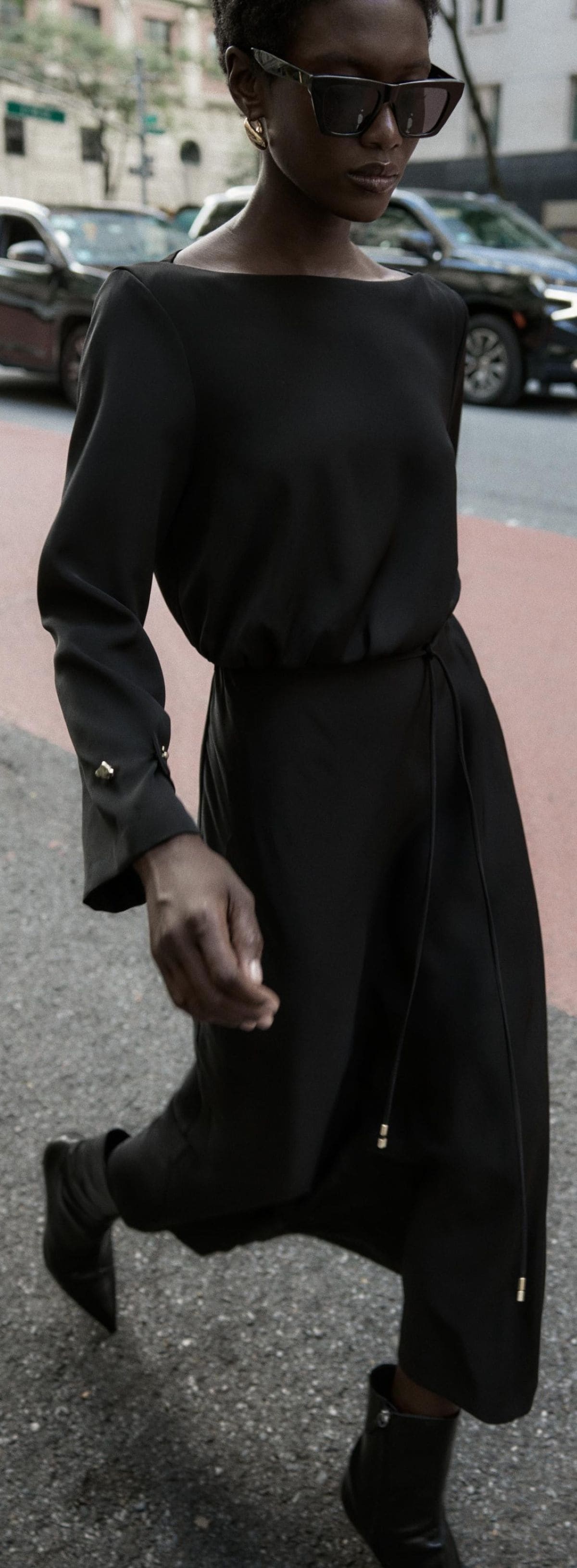 Vestido midi crepe cinturón de Zara