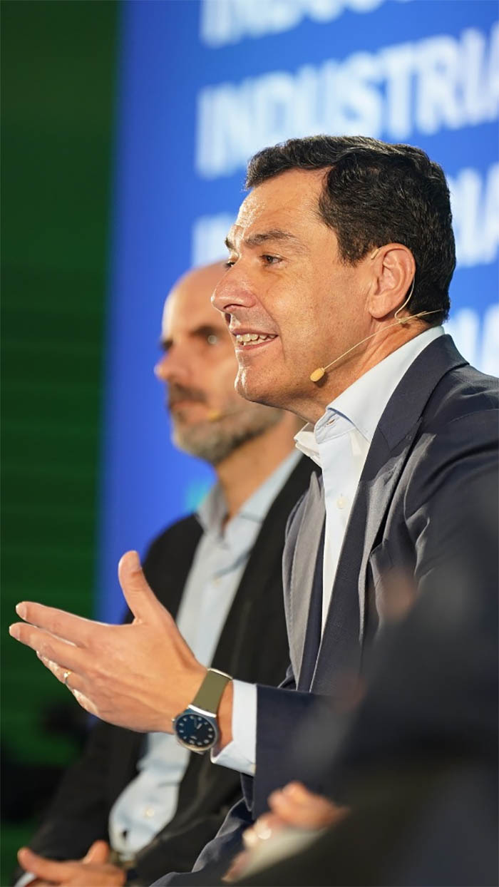 Juanma Moreno interviene en el Foro oportunidades de Futuro en Sevilla