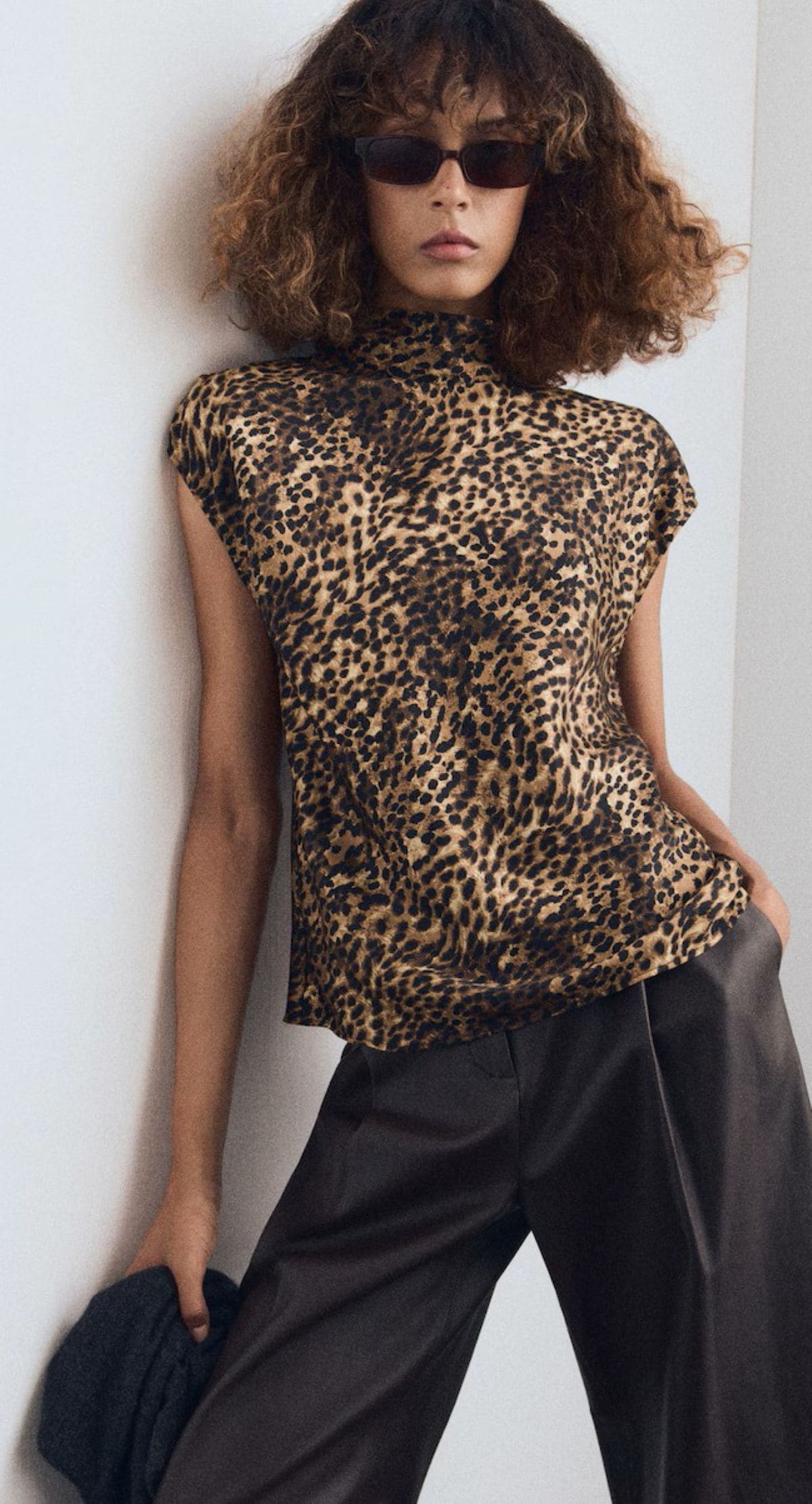 Blusa satinada leopardo de Mango