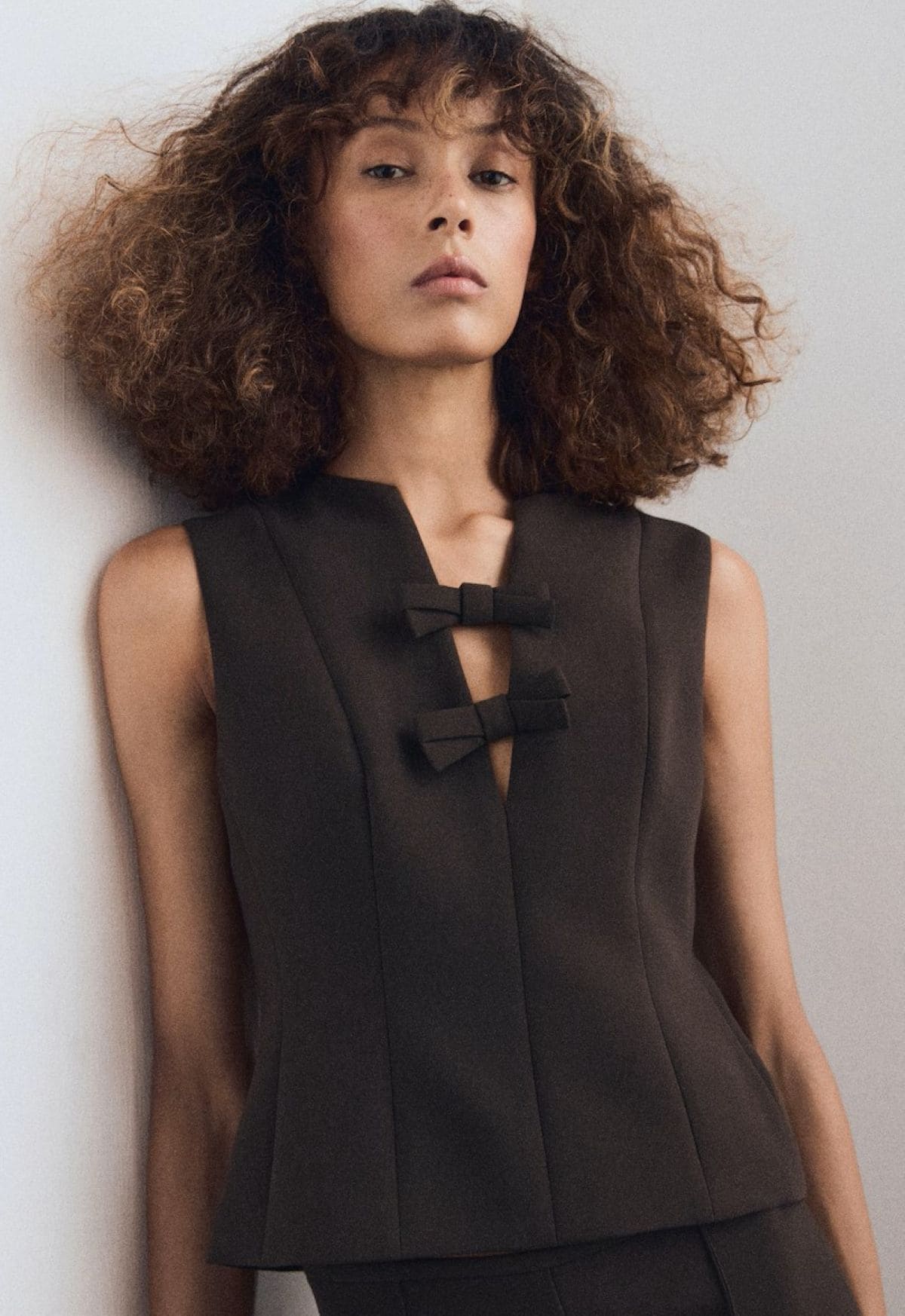 Blusa cuello pico lazos de Mango