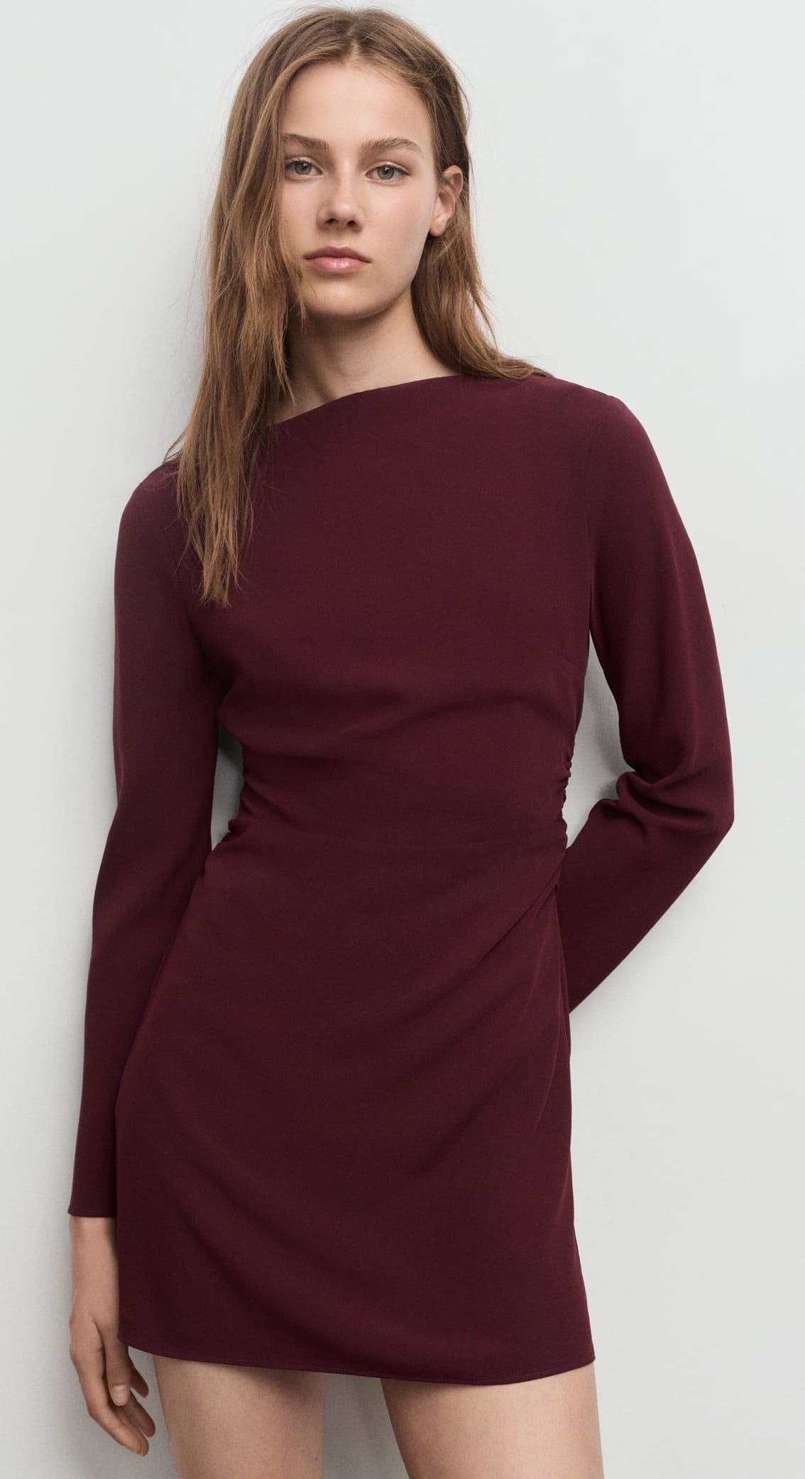 Nuevo vestido cuello barco con fruncidos de Mango