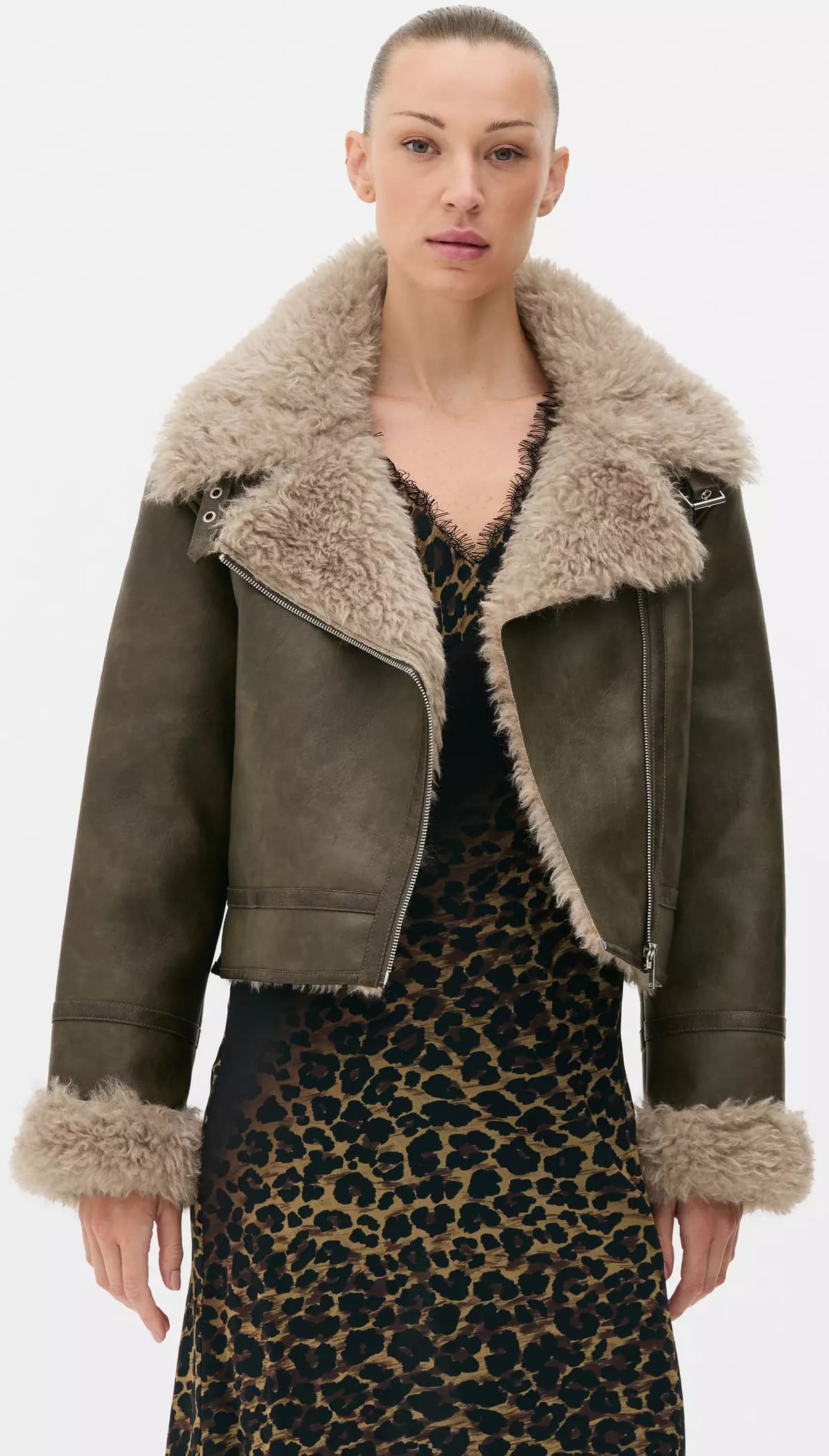 La nueva chaqueta aviador caqui de Rita Ora de Primark