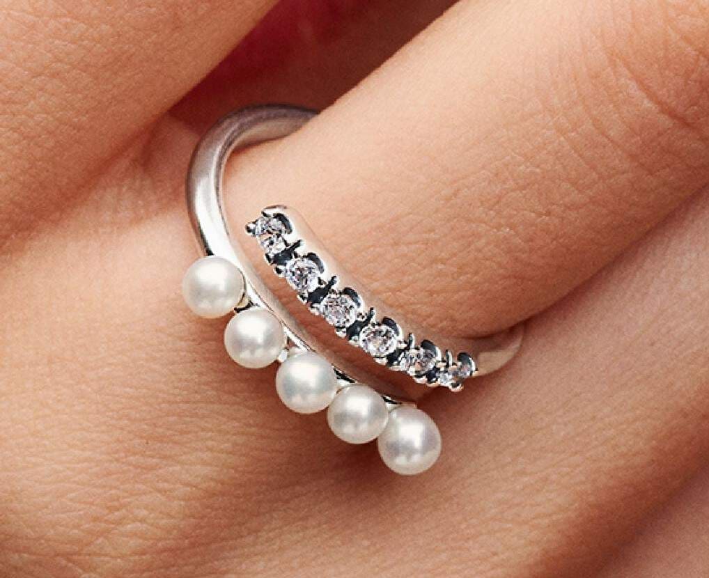 Anillo Abierto Perlas Cultivadas de Agua Dulce Tratadas y Pavé de Pandora