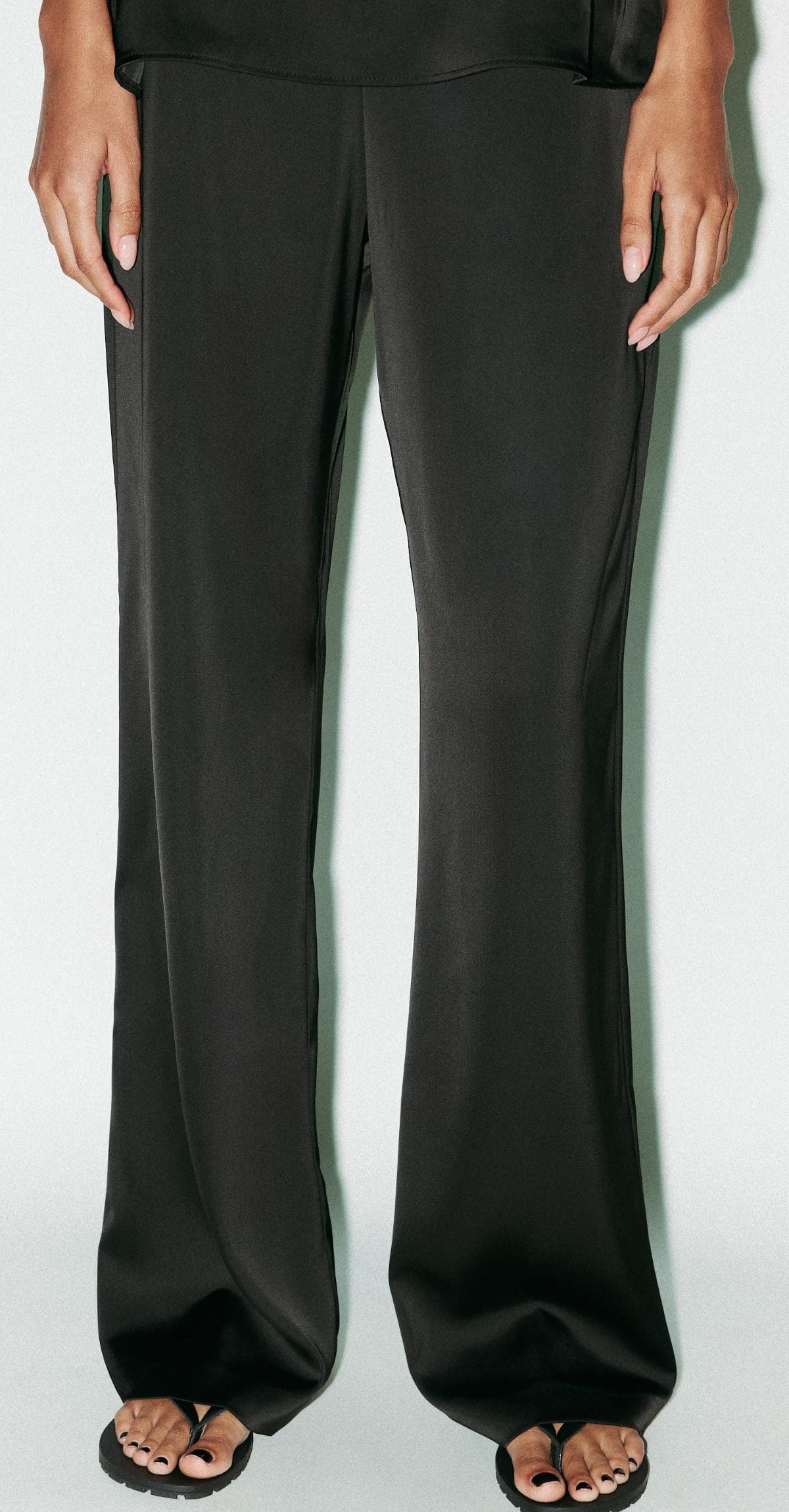 Pantalón satinado de tiro alto de Zara