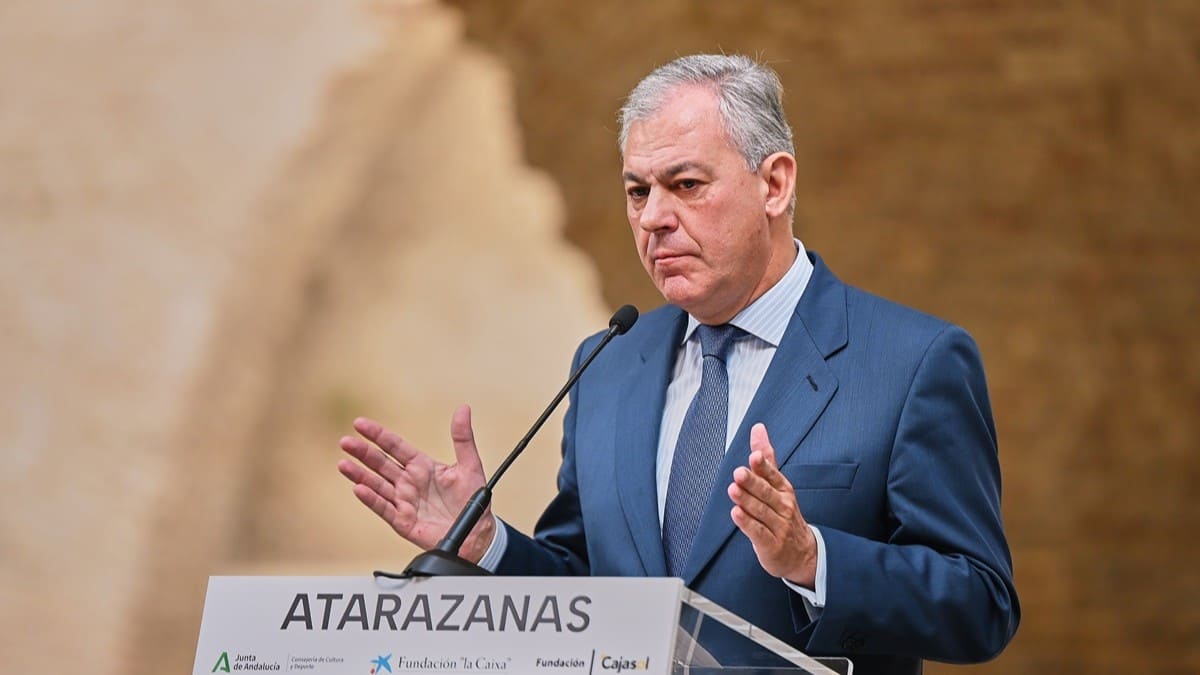 El alcalde de Sevilla, José Luis Sanz, durante su atención a los medios