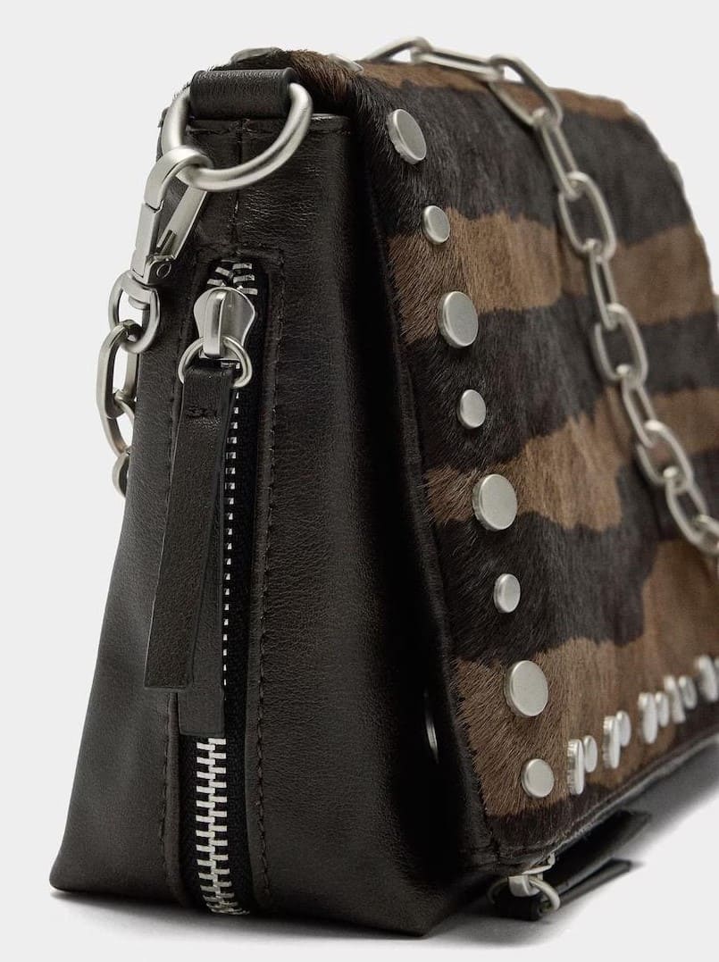 Bolso de hombro multiposición con solapa, tachuelas y estampado animal