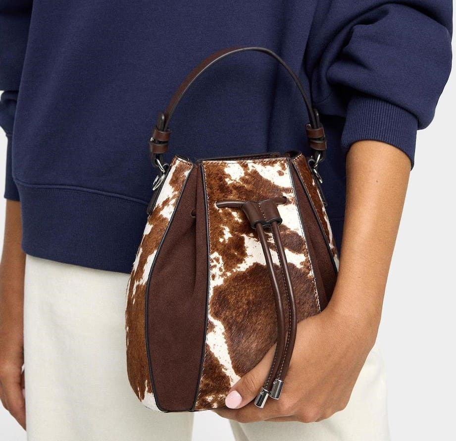 Bolso de mano de piel convertible a bandolera con estampado animal