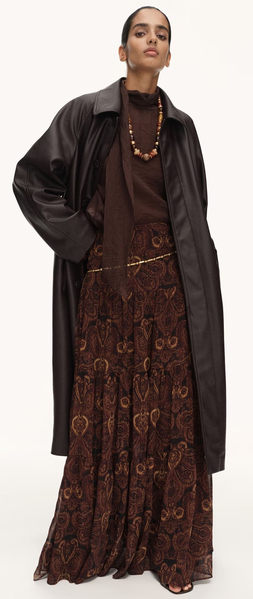 El trench largo efecto piel en color marrón chocolate de Mango