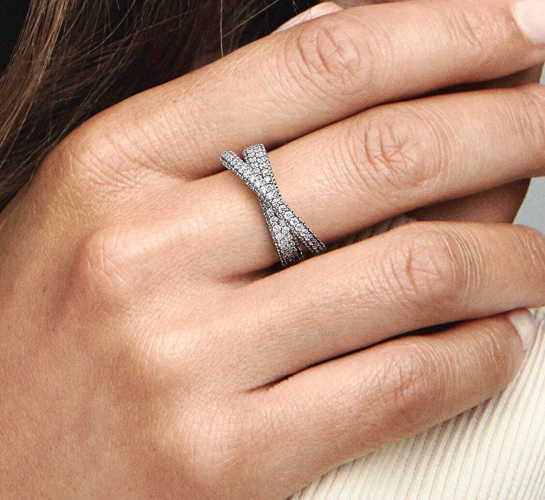 Anillo Doble Banda Cruzada en Pavé de Pandora