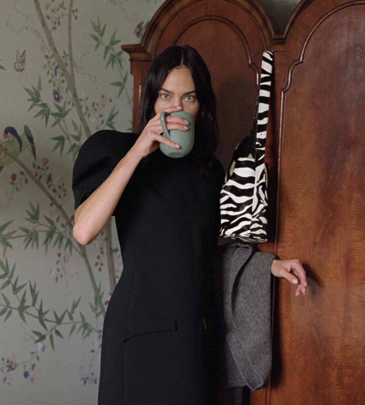 Mini saca soft piel asimétrica de Zara