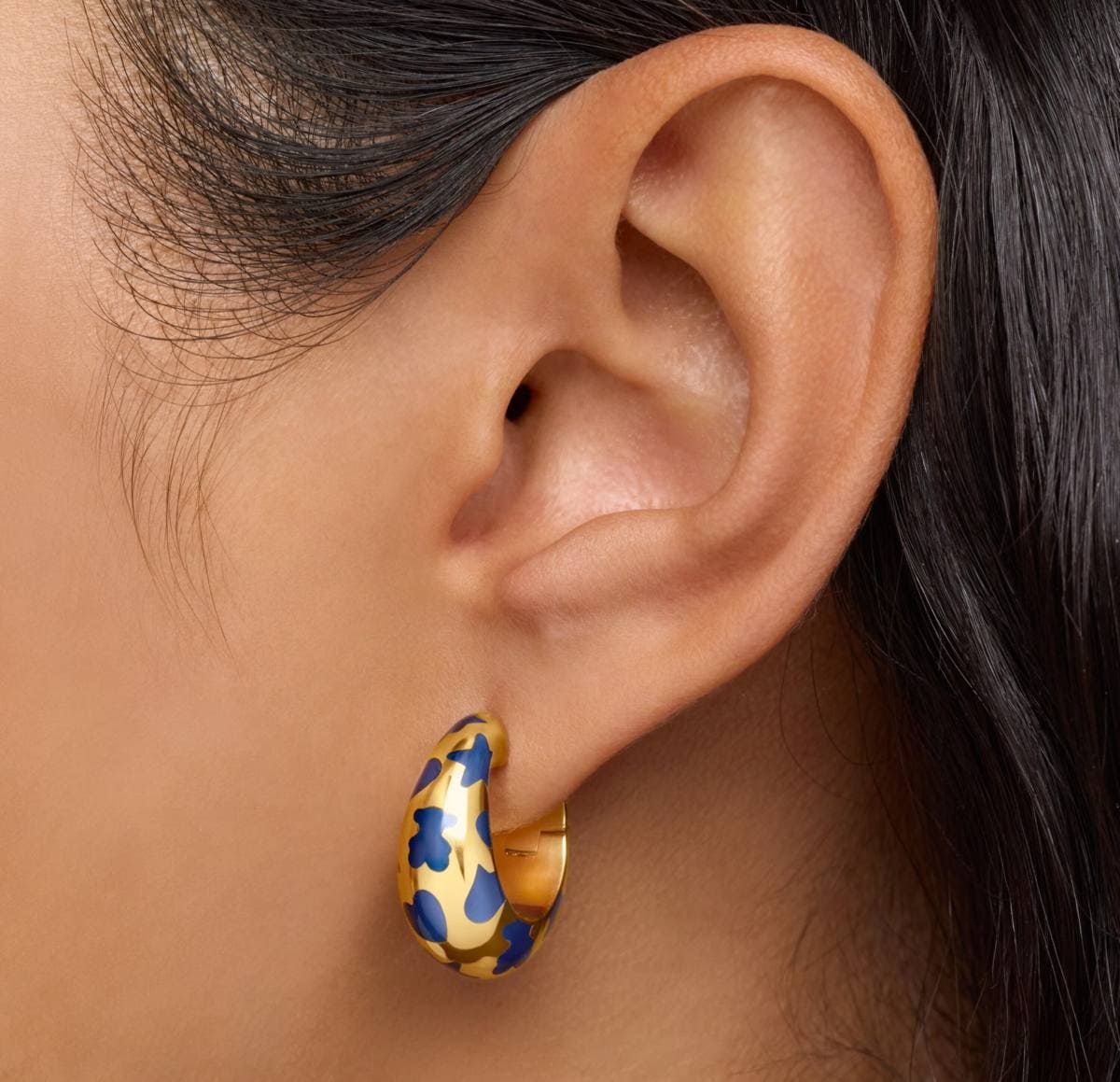 Pendientes aro con baño de oro de 18 kt sobre plata y motivos azules Warm de TOUS