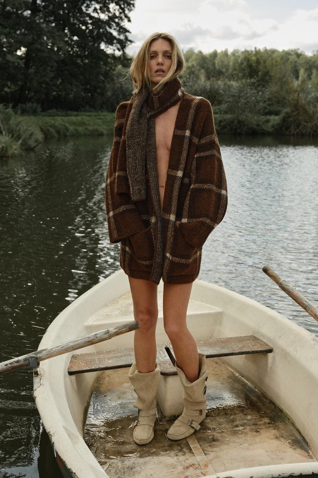 El nuevo abrigo corto de punto con bufanda de cuadros de Zara