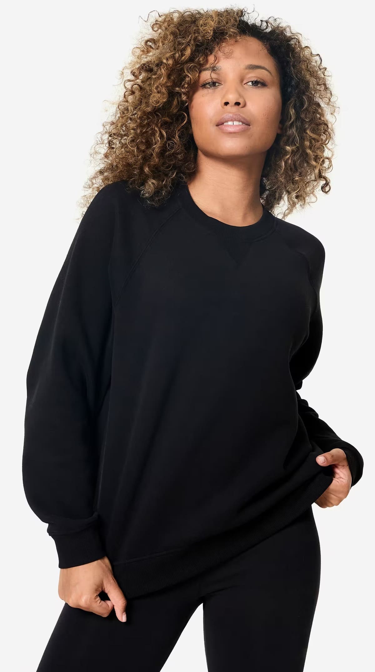 La nueva sudadera fitness para mujer negro muletón de Domyos en Decathlon