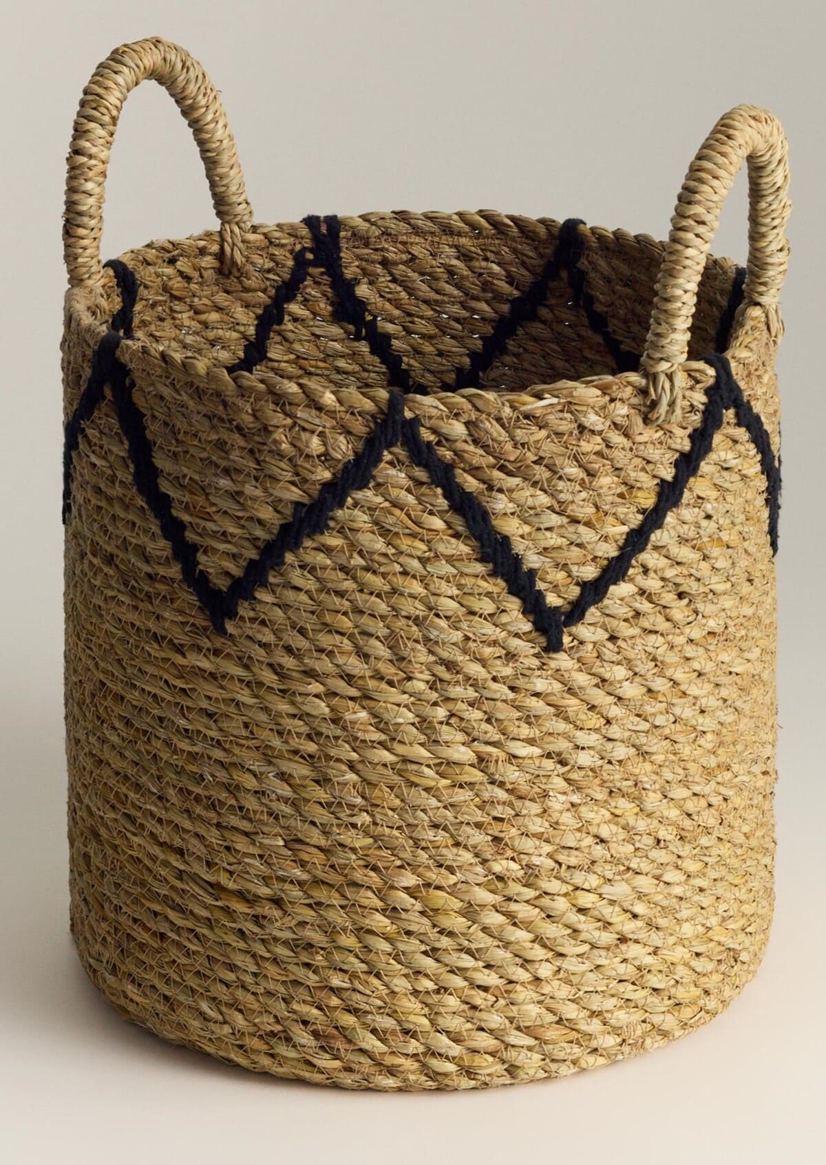 Cesta alta con detalle decorativo