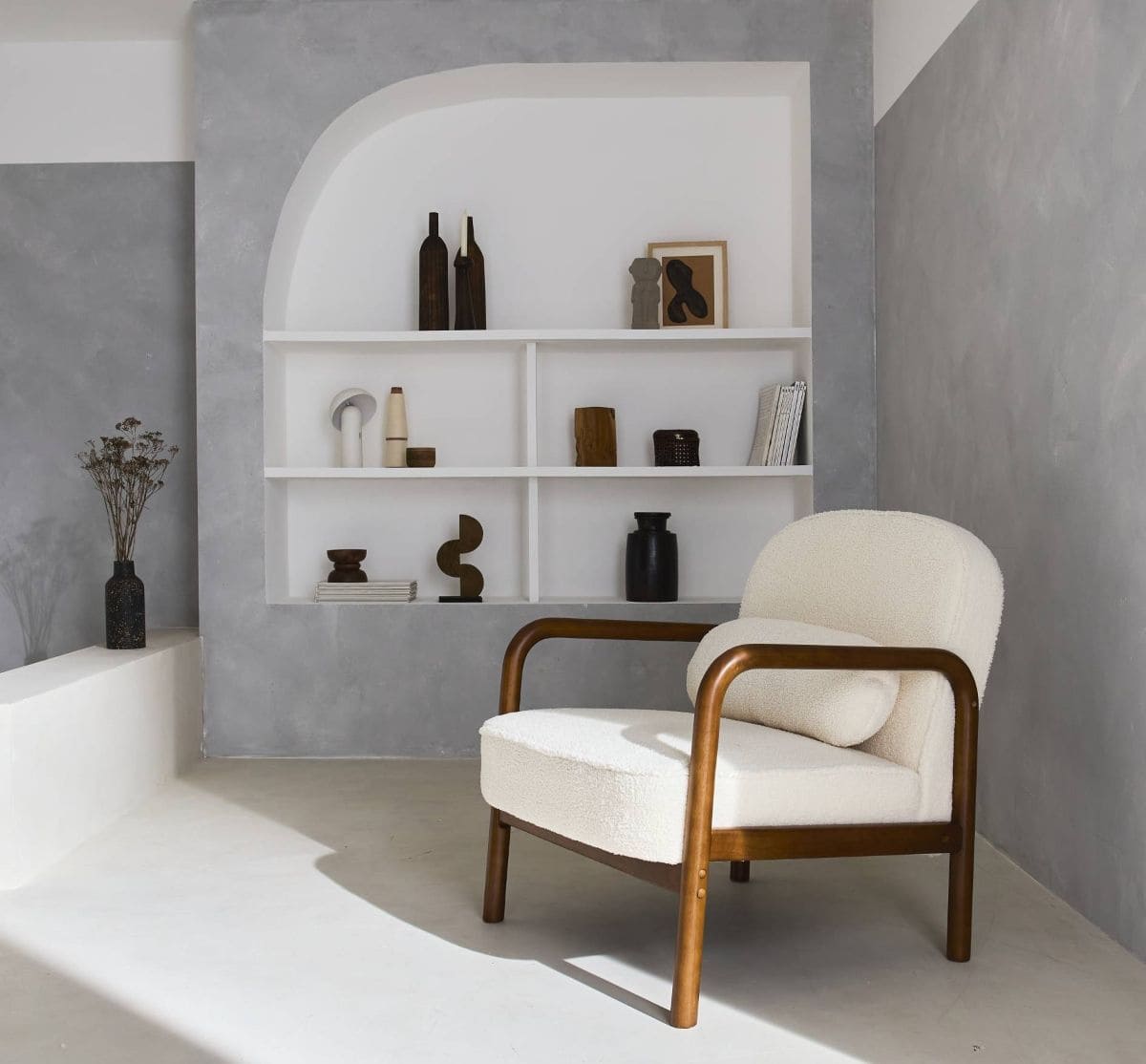 Sillón escandinavo de madera de hevea en tejido borreguito en Leroy Merlin