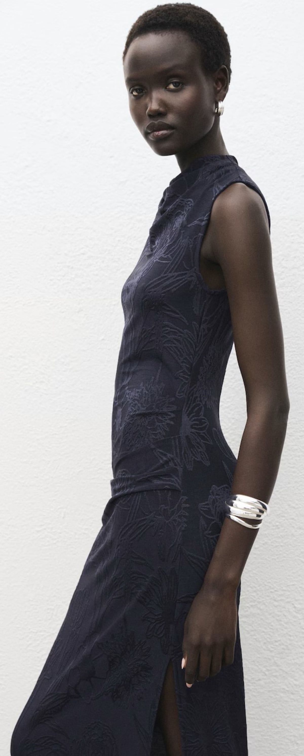 Vestido bordado cuello drapeado de Mango