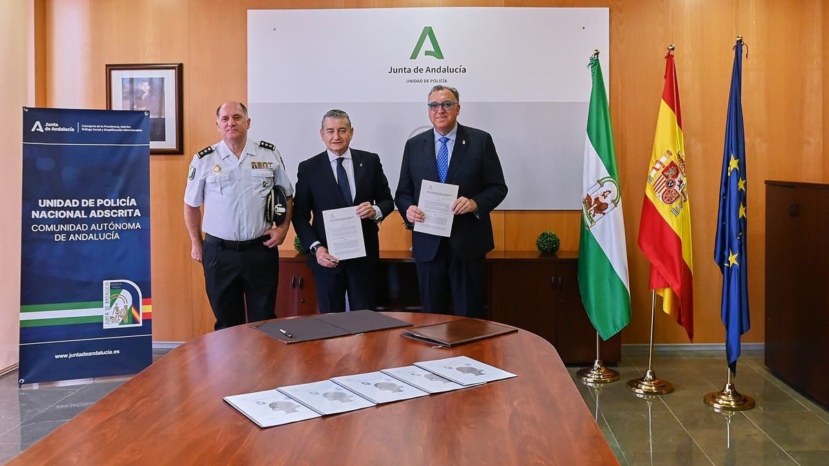 Firma del convenio para poner en marcha el Grupo Titán en Andalucía | Salvador López Medina