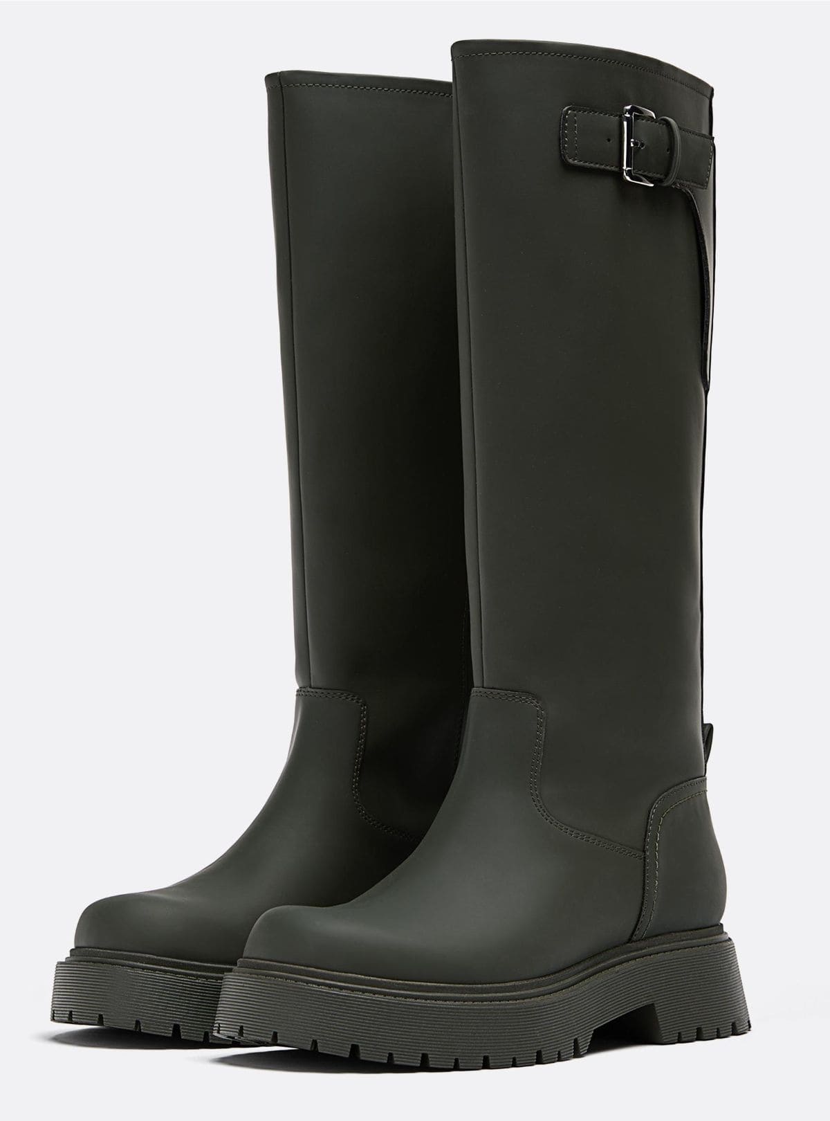 Botas planas efecto goma de Stradivarius