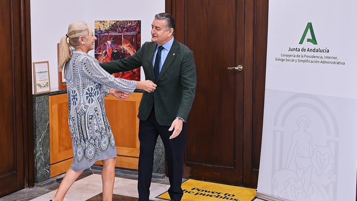 Sanz saluda a Del Pozo a su llegada al acto | Salvador López Medina